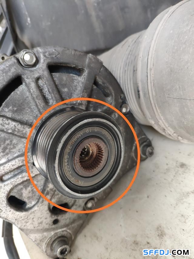 30萬公里的大眾輝騰發(fā)電機(jī)損壞，維修師傅：拆到懷疑人生