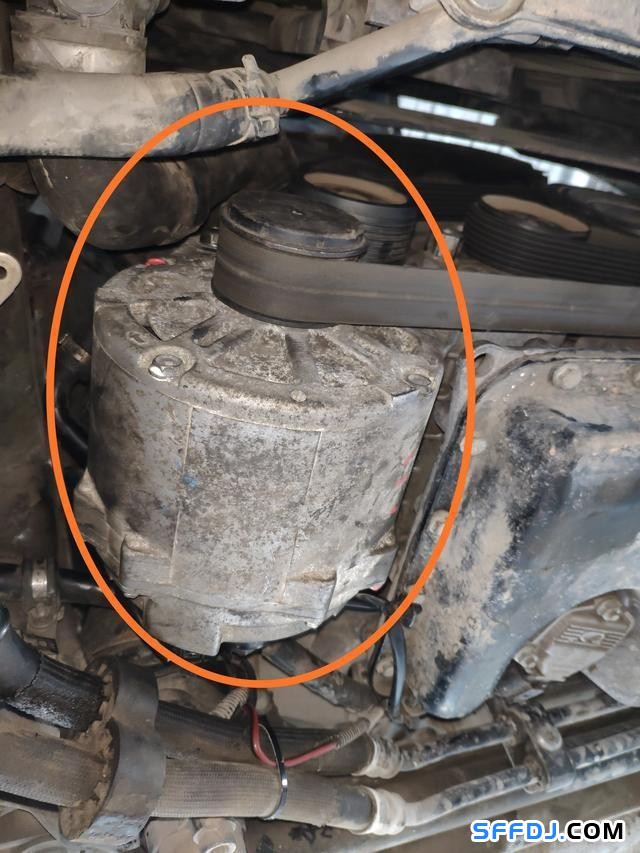 30萬公里的大眾輝騰發(fā)電機(jī)損壞，維修師傅：拆到懷疑人生