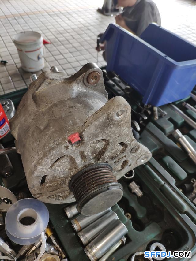 30萬公里的大眾輝騰發(fā)電機(jī)損壞，維修師傅：拆到懷疑人生