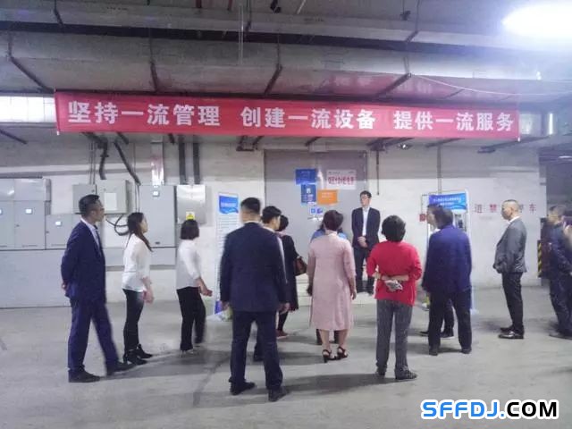 花果園物業(yè)開(kāi)展"設(shè)備機(jī)房開(kāi)放日"活動(dòng)： 業(yè)主走進(jìn)"機(jī)房重地"