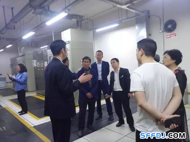 花果園物業(yè)開(kāi)展"設(shè)備機(jī)房開(kāi)放日"活動(dòng)： 業(yè)主走進(jìn)"機(jī)房重地"