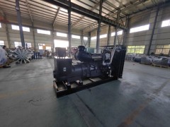 上柴動力350千瓦柴油發(fā)電機組柴油機型號SC13E550D2配套悅成無刷全銅發(fā)電機，自動自保護(hù)控制器